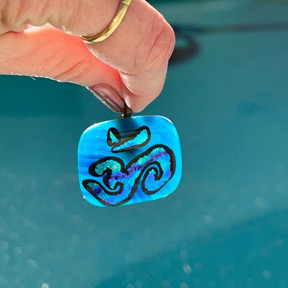ॐ Turquoise Blue Glass Dichroic Pendant - Picture 9 of 9